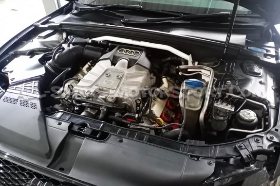 Barra de torreta delantera Ultra Racing para Audi S5 8T