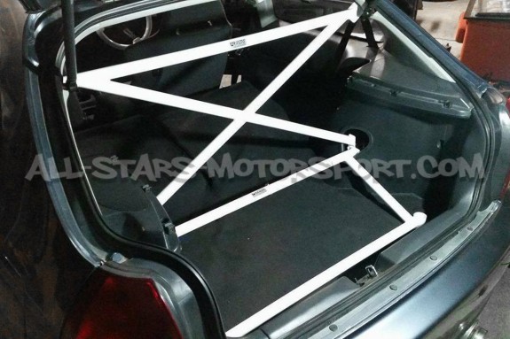 Barra trasera de 4 puntos Ultra Racing para Honda Civic EK