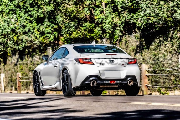Escape catback Armytrix para Toyota GR86 y Subaru BRZ ZD8