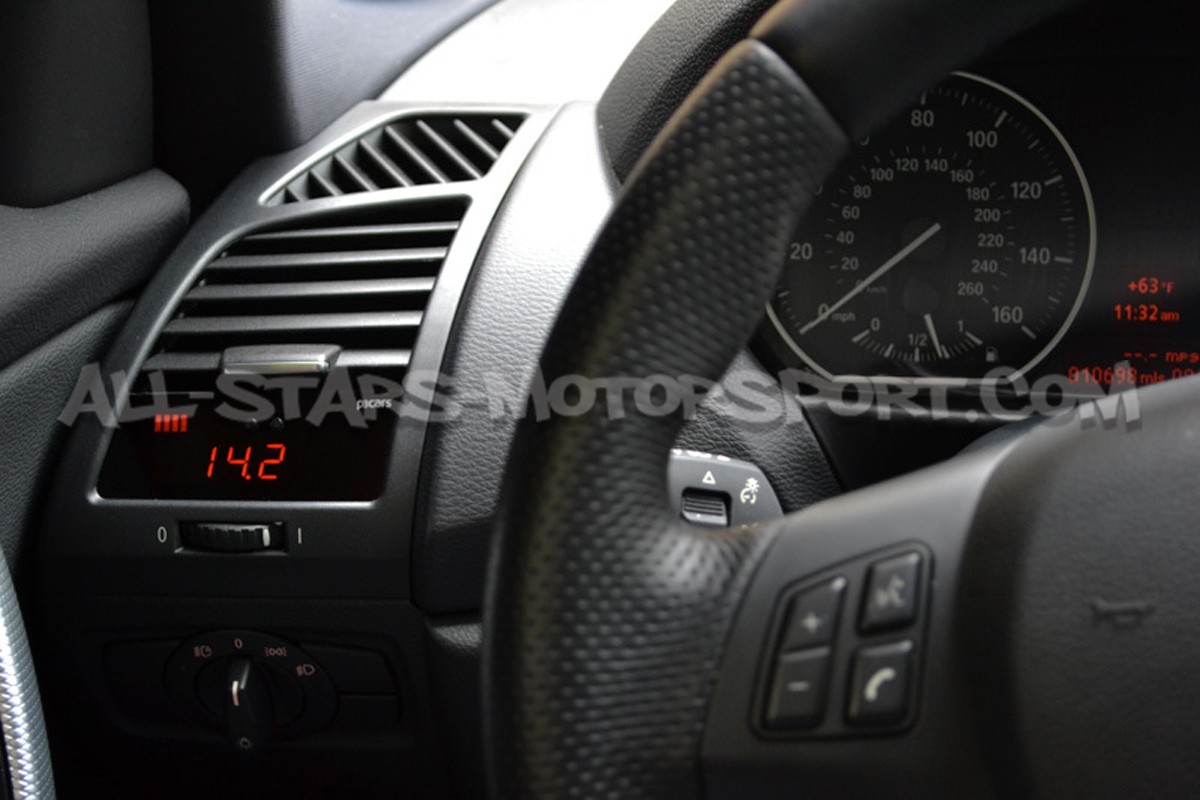 Reloj digital P3 Gauges para rejilla de ventilacion de BMW 135i / 1M E8x