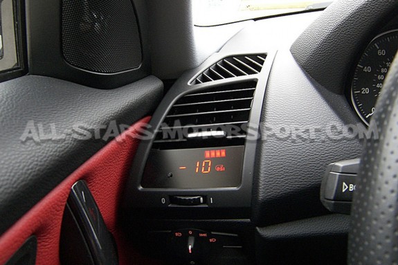 Reloj digital P3 Gauges para rejilla de ventilacion de BMW 135i / 1M E8x