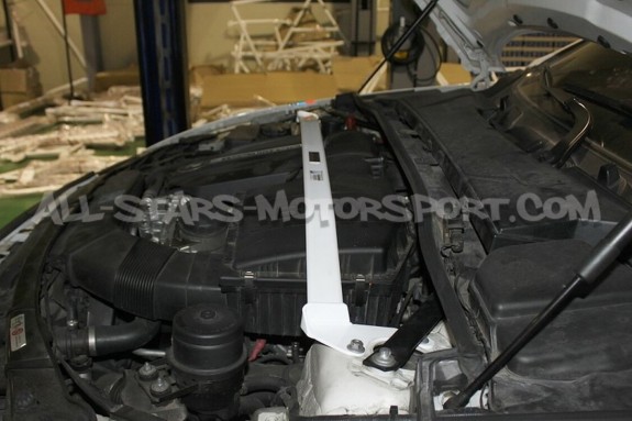 Barre anti rapprochement avant Ultra Racing pour BMW 335i E9x