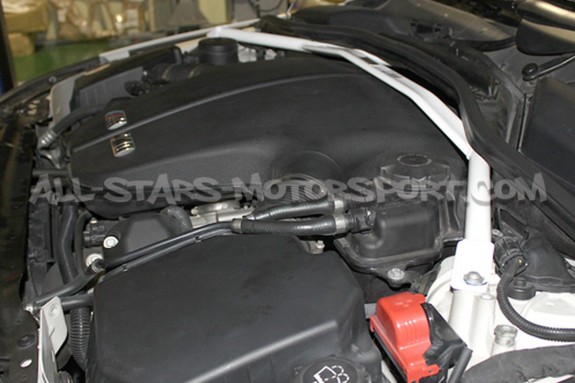 Barra de torreta delantera Ultra Racing para BMW M5 E60