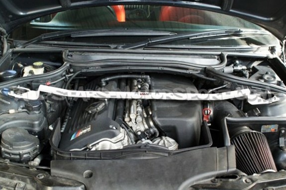 Barra de torreta delantera Ultra Racing para BMW M3 E46