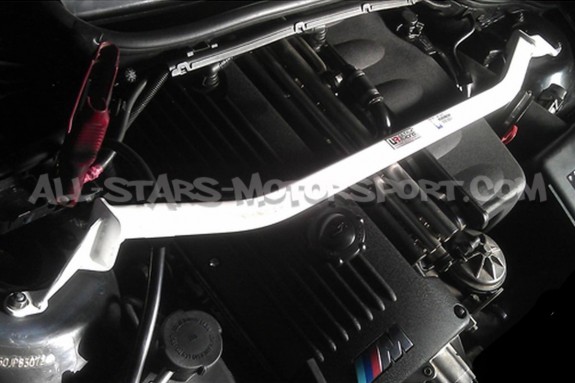 Barre anti rapprochement avant Ultra Racing pour BMW M3 E46