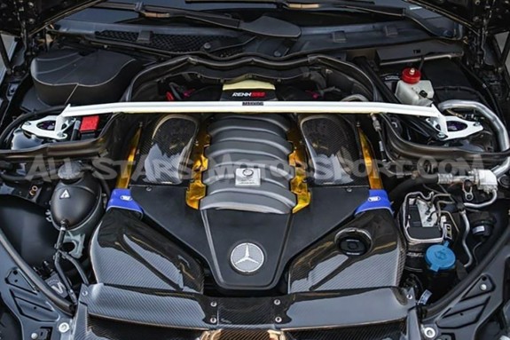 Barra de torreta delantera Ultra Racing para Mercedes C63 AMG W204