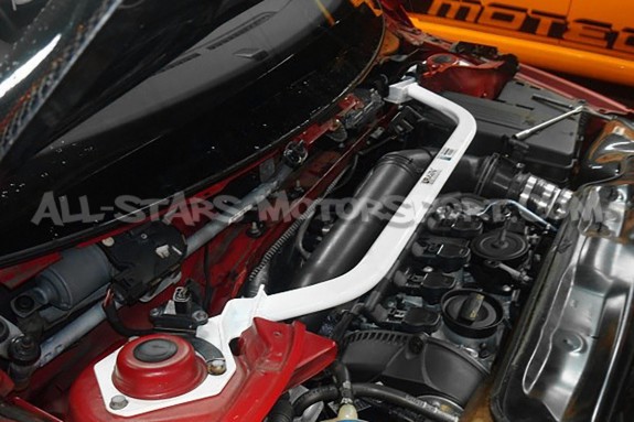 Barra de torreta delantera Ultra Racing para Scirocco R / 2.0 TSI