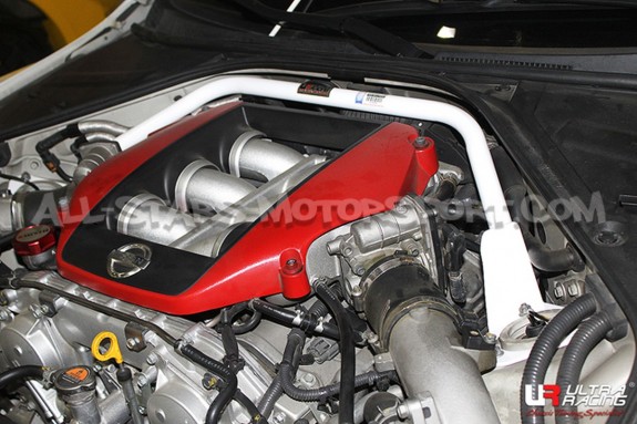 Barre anti rapprochement avant Ultra Racing pour Nissan R35 GTR