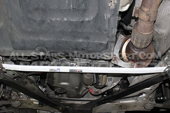 Barre anti rapprochement inférieure avant Ultra Racing pour BMW 335...