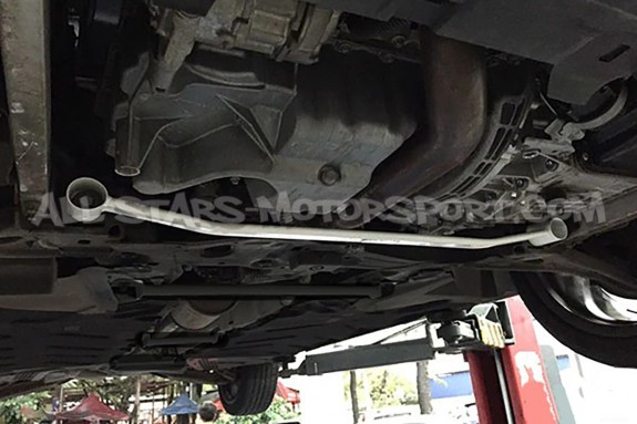 Renfort inférieur avant Ultra Racing pour Mercedes A45 AMG W176